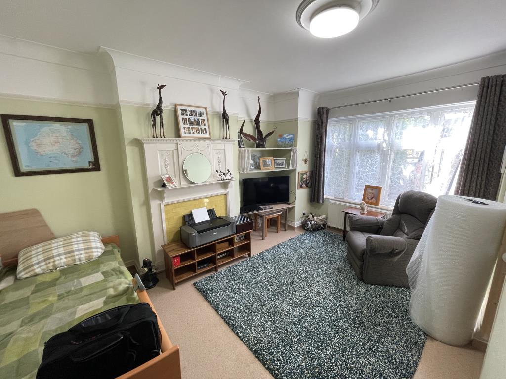 Lot: 76 - SEMI-DETACHED HOUSE FOR IMPROVEMENT - Ground floor living room